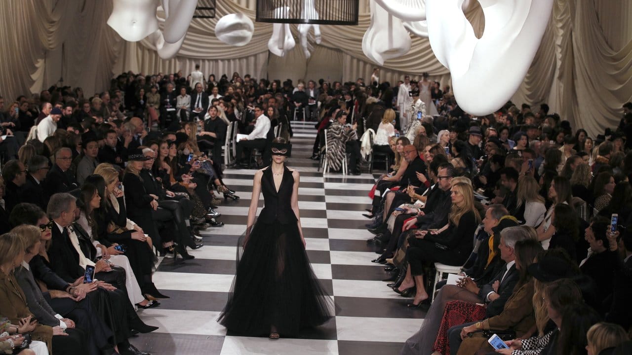 Dior lud ein in eine schwarz-weiße Parallelwelt.