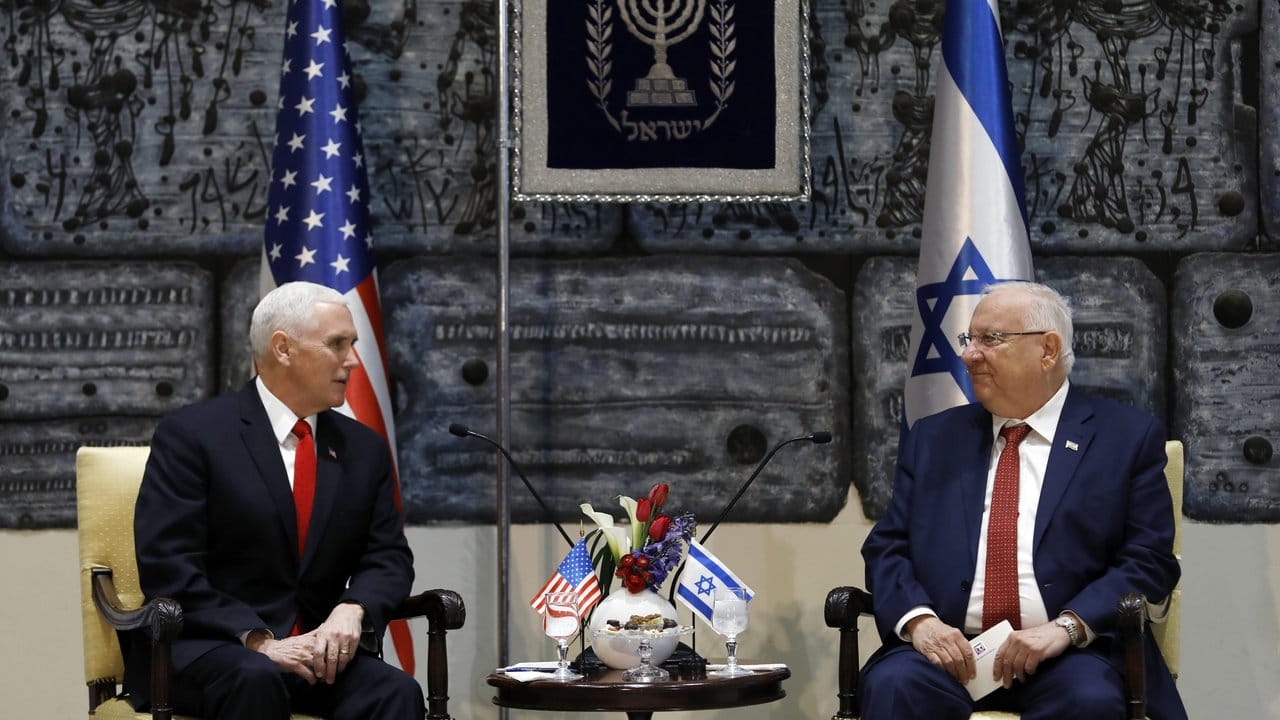 US-Vizepräsident Mike Pence trifft Israels Staatspäsident Reuven Rivlin in dessen Residenz in Jerusalem. US-Vizepräsident Mike Pence trifft Israels Staatspäsident Reuven Rivlin in dessen Residenz in Jerusalem.