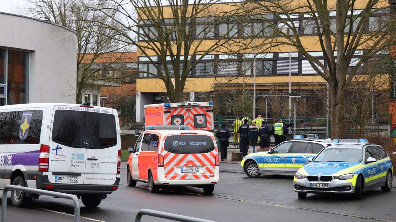 Retttungskräfte stehen in Lünen vor der Gesamtschule.