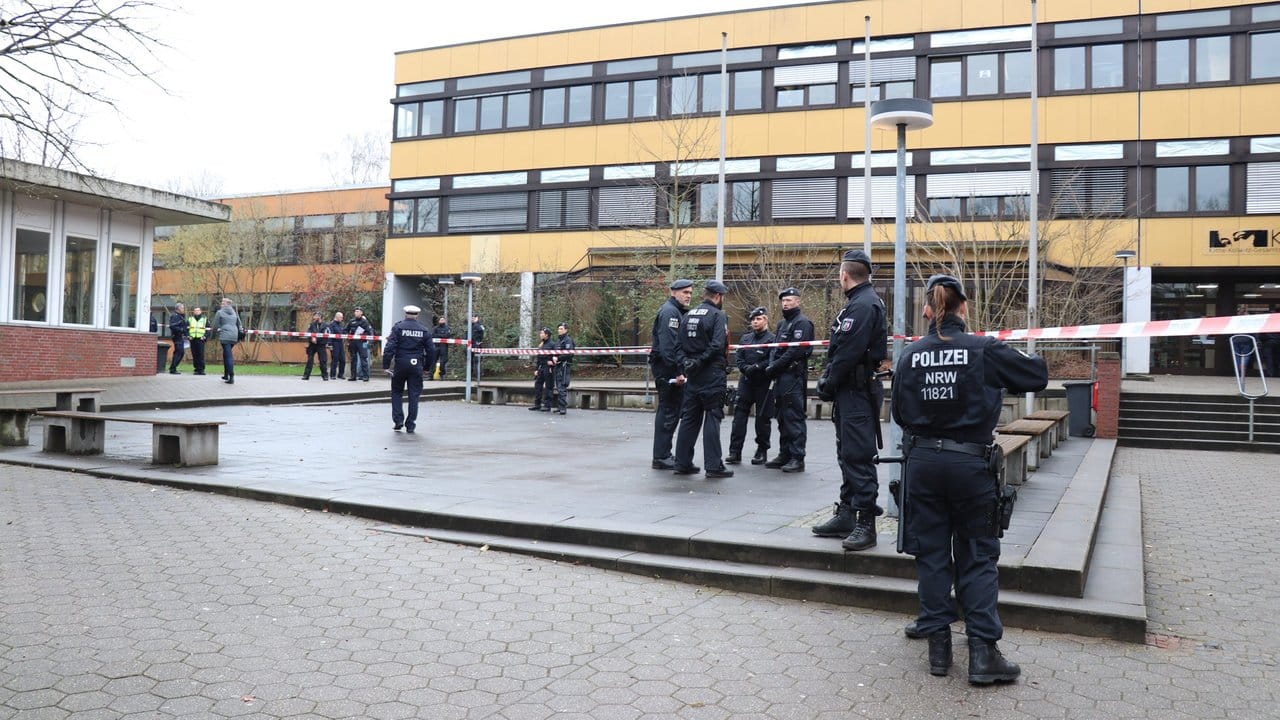 Polizisten sichern die Schule in Lünen.