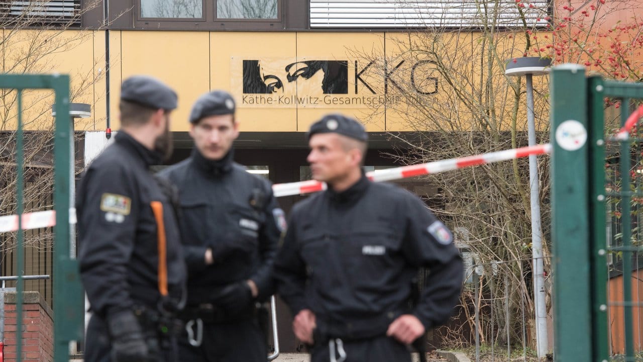 Polizisten sichern ein Eingangstor zur Käthe-Kollwitz-Gesamtschule in Lünen.