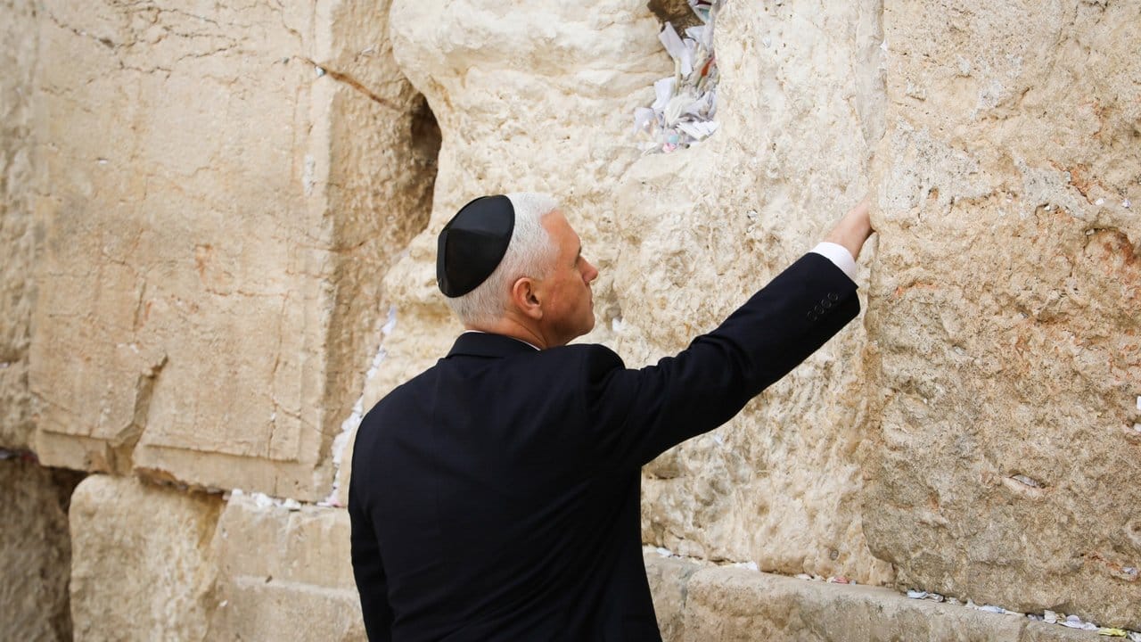 US-Vizepräsident Mike Pence besucht zum Abschluss seines Israels-Besuchs die Klagemauer in Jerusalem. US-Vizepräsident Mike Pence besucht zum Abschluss seines Israels-Besuchs die Klagemauer in Jerusalem.