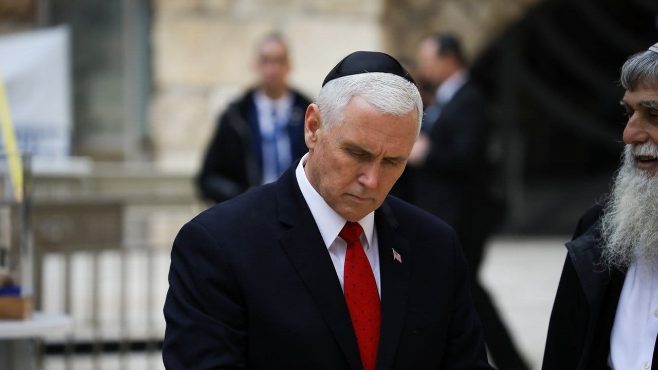 US-Vizepräsident Pence trägt sich an der Klagemauer in Jerusalem ins Gästebuch ein. US-Vizepräsident Pence trägt sich an der Klagemauer in Jerusalem ins Gästebuch ein.
