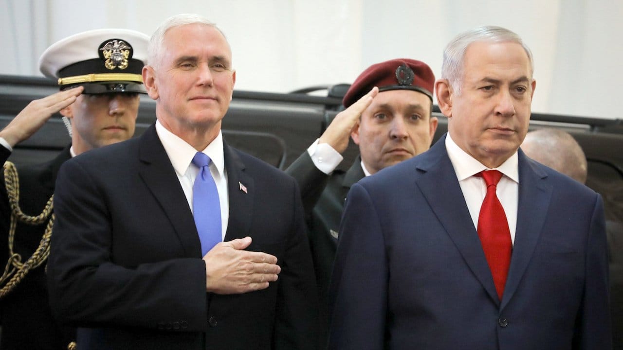 Mike Pence wurde von Israels Ministerpräsident Benjamin Netanjahu in seiner Residenz in Jerusalem empfangen. Mike Pence wurde von Israels Ministerpräsident Benjamin Netanjahu in seiner Residenz in Jerusalem empfangen.