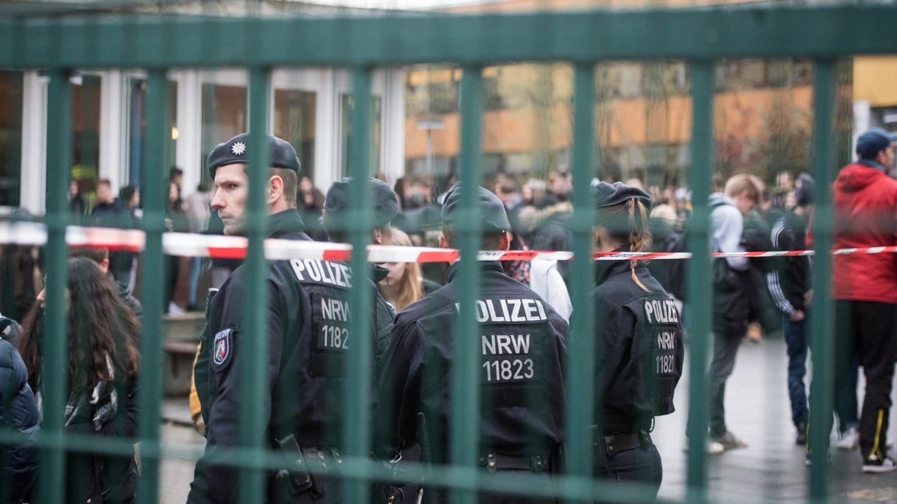 Polizisten patroullieren über den Pausenhof der Käthe-Kollwitz-Gesamtschule.