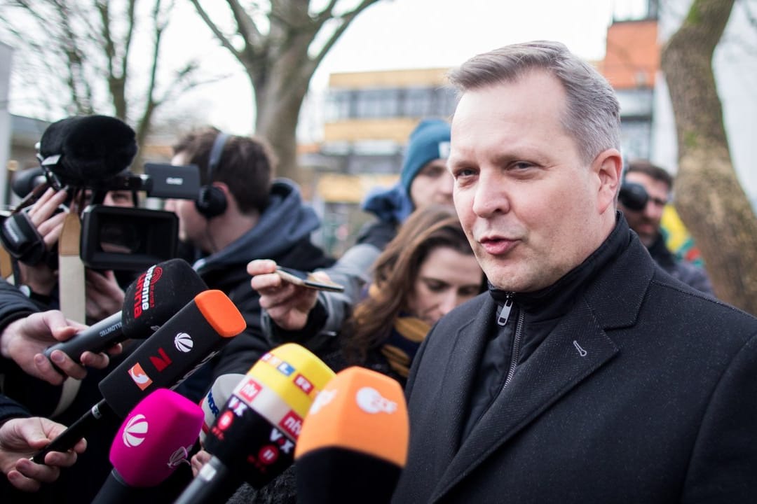 Der Bügermeister der Stadt Lünen, Jürgen Kleine-Frauns, spricht vor der Gesamtschule zu Journalisten.