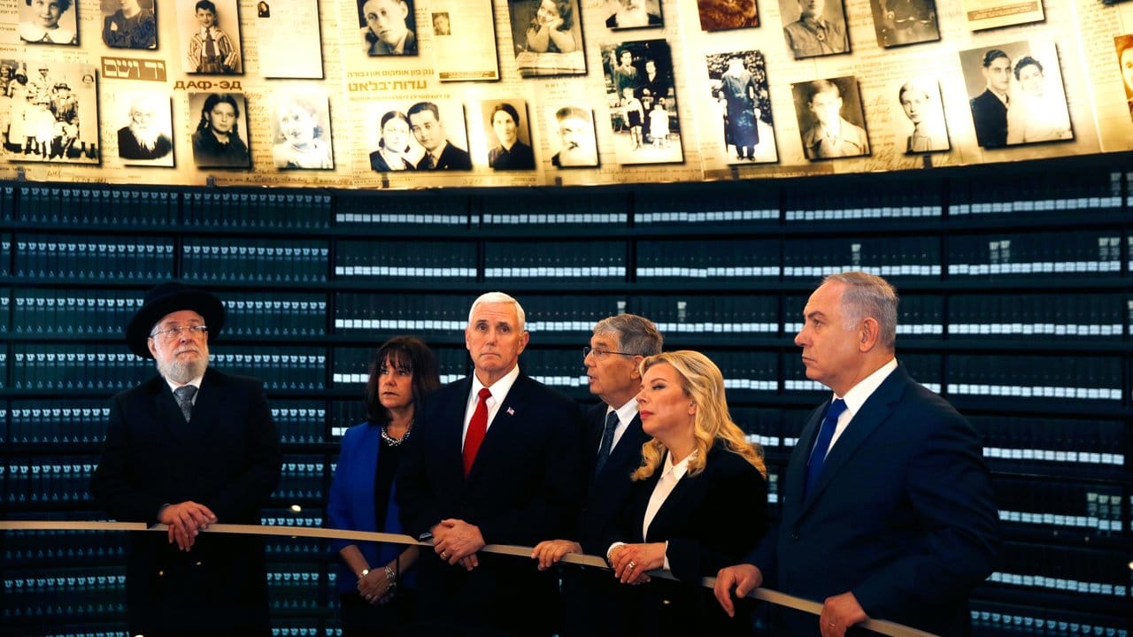 US-Vizepräsident Mike Pence (M), seine Frau Karen (2. US-Vizepräsident Mike Pence (M), seine Frau Karen (2.