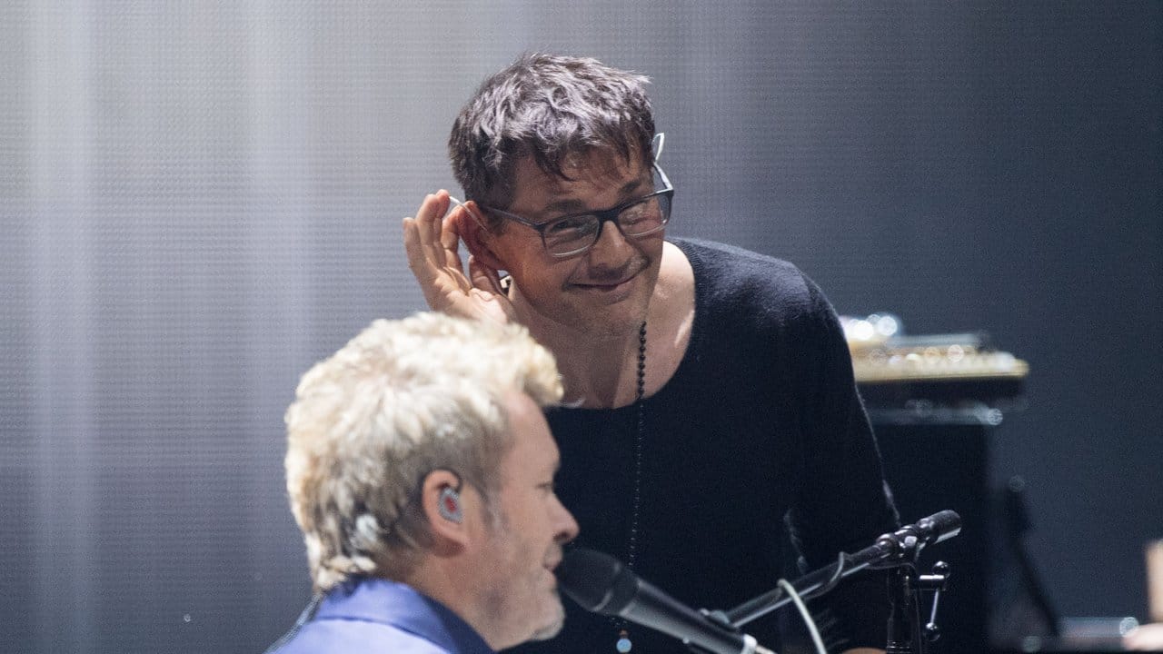 Der Sänger der norwegischen Pop-Band a-ha, Morten Harket (r) beim Tourauftakt hinter Keyborder Magne Furuholmen.