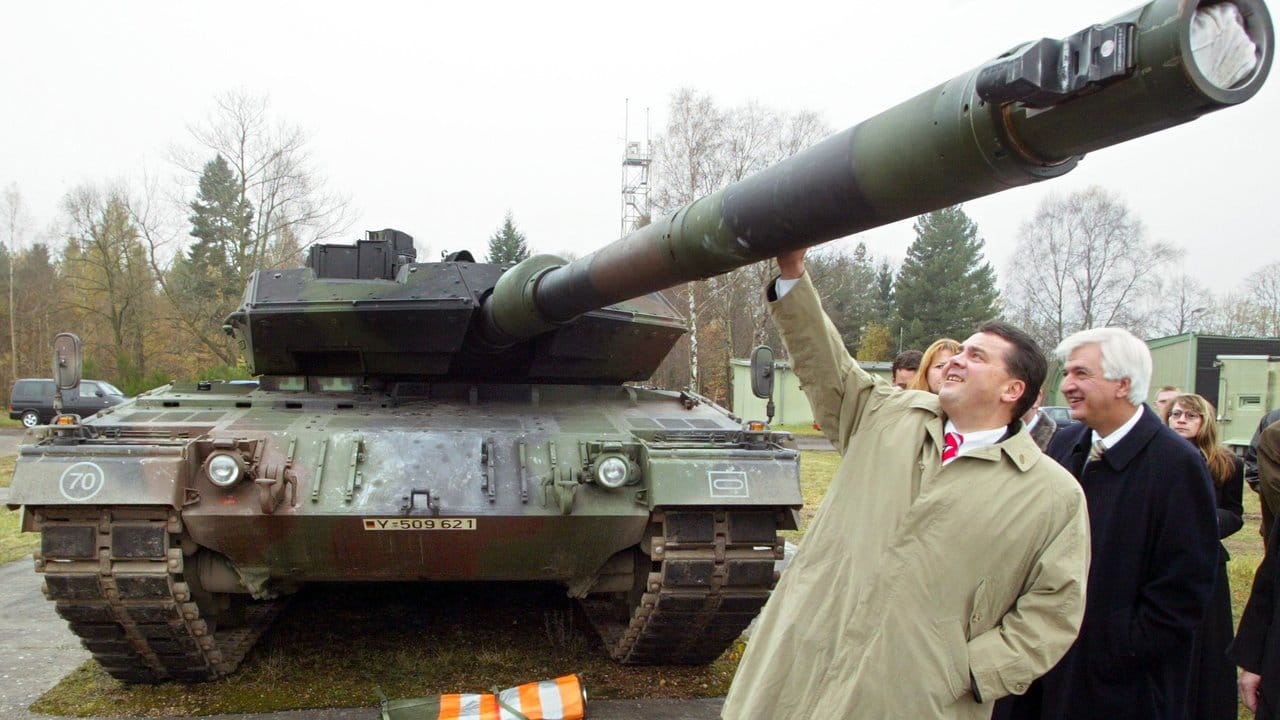 Der damalige Ministerpräsident Niedersachsens, Sigmar Gabriel schaut sich auf einem Schießstand der Firma Rheinmetall einen Kampfpanzer vom Typ Leopard II A 6 an.