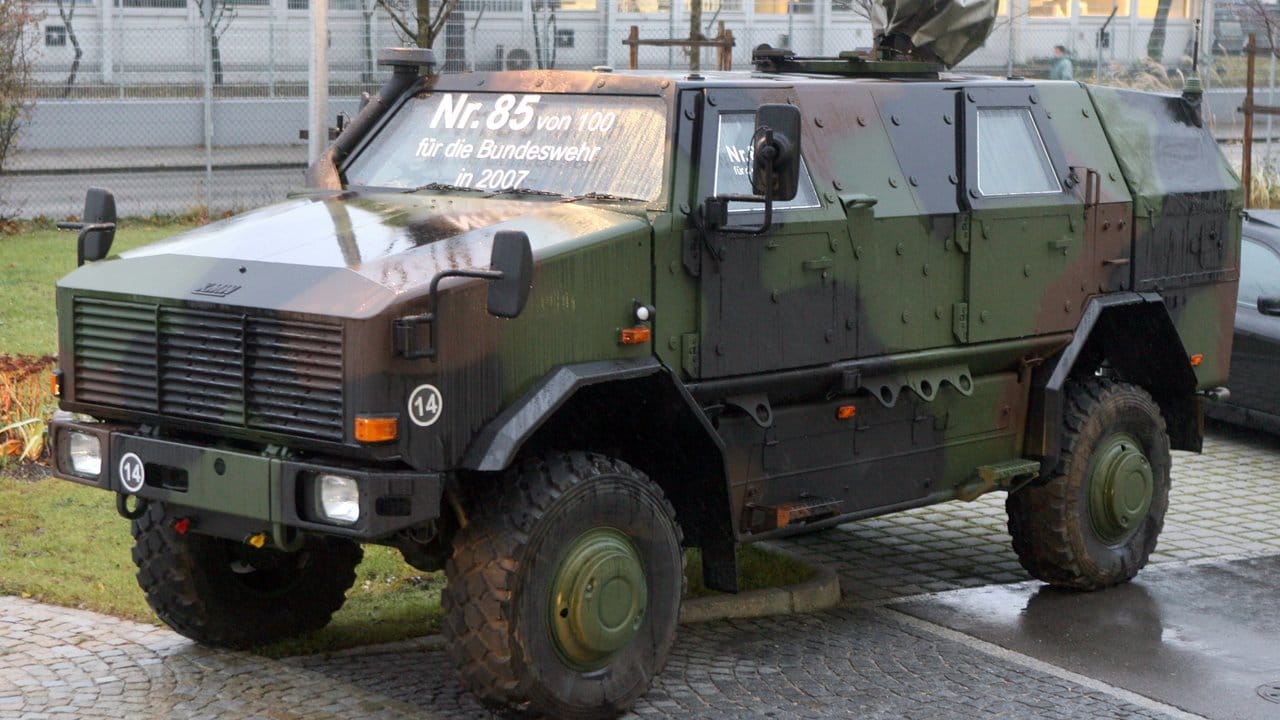 Ein Schützenpanzer vom Typ Dingo steht zur Auslieferung beim Rüstungsunternehmen Krauss-Maffei Wegmann bereit.