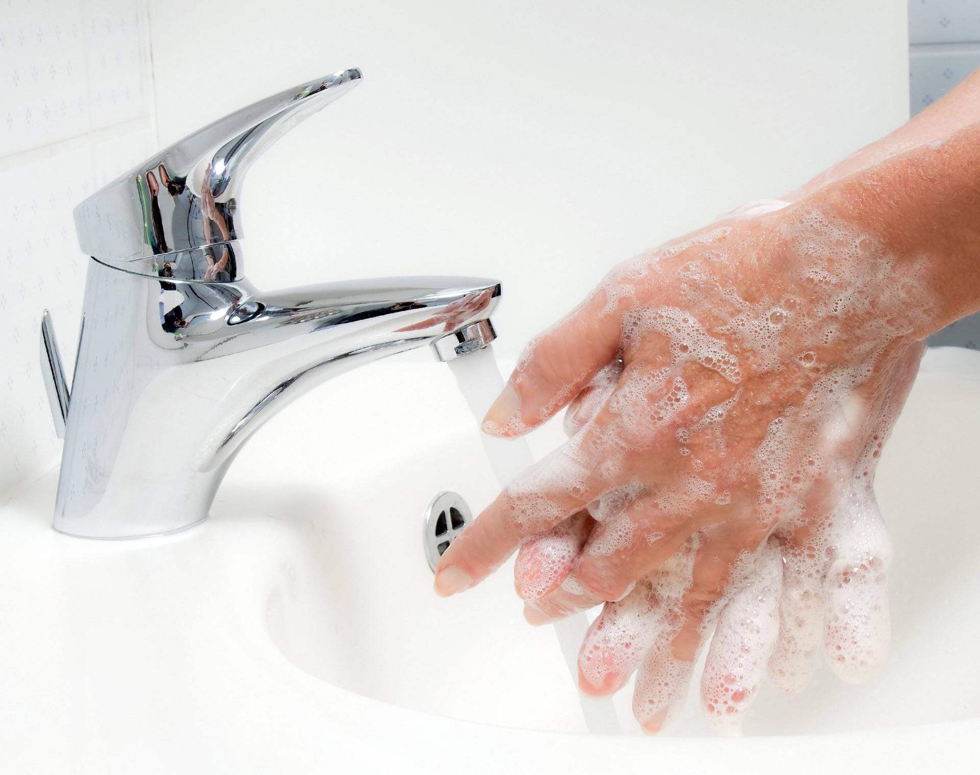 Gegen Entzündungen und die damit verbundenen Halsschmerzen sollten Sie sich schützen – und zwar mit einem gestärkten Immunsystem. Dazu gehört: ausgewogene Ernährung und vor allem sich regelmäßig die Hände zu waschen.