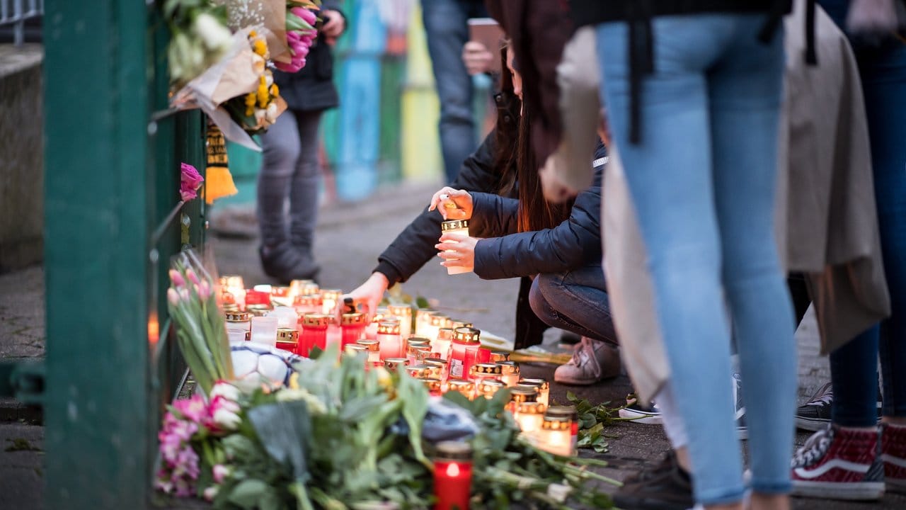 Trauerkerzen vor der Käthe-Kollwitz-Gesamtschule. Trauerkerzen vor der Käthe-Kollwitz-Gesamtschule.