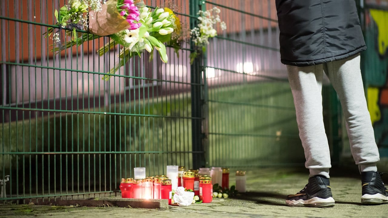 Vor der Käthe-Kollwitz-Gesamtschule werden Kerzen und Blumen abgestellt. Vor der Käthe-Kollwitz-Gesamtschule werden Kerzen und Blumen abgestellt.
