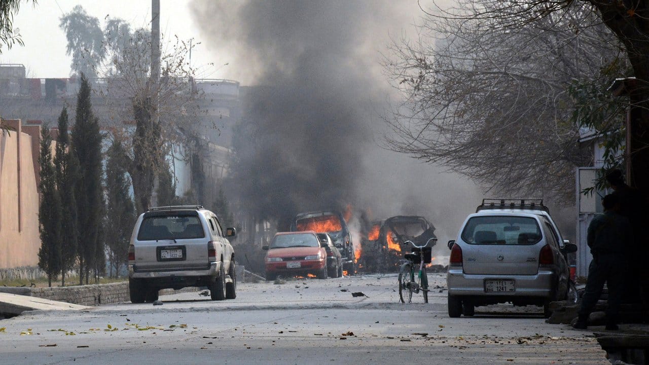 Autos brennen nach dem Überfall in Dschalalabad.