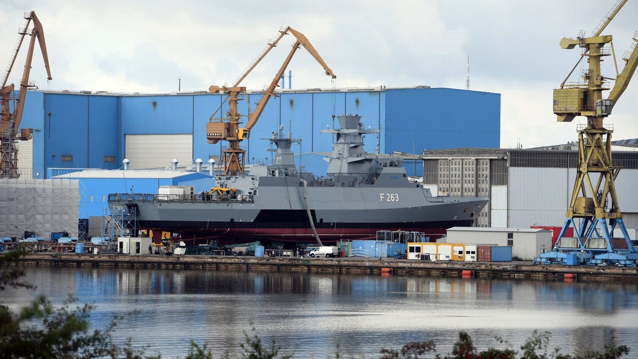 Die Korvette "Oldenburg" der Deutschen Marine auf der Peene-Werft in Wolgast.