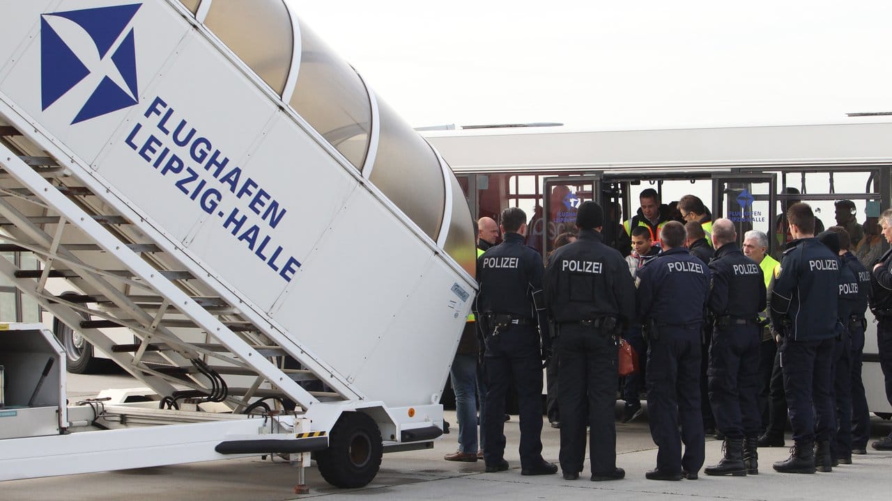 Polizei überwacht eine Sammelabschiebung auf dem Flughafen Leipzig-Halle.