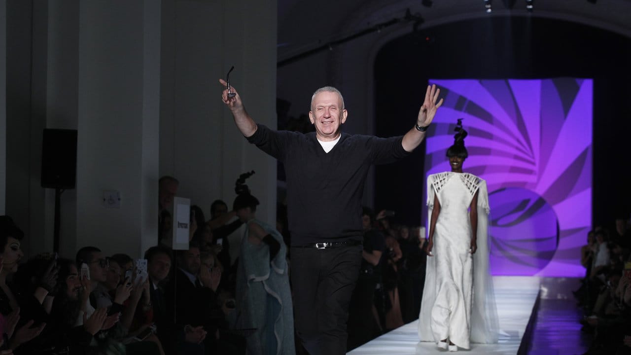 Kreativität kennt keine Grenzen: Der französische Designer Jean Paul Gaultier nach der Show.