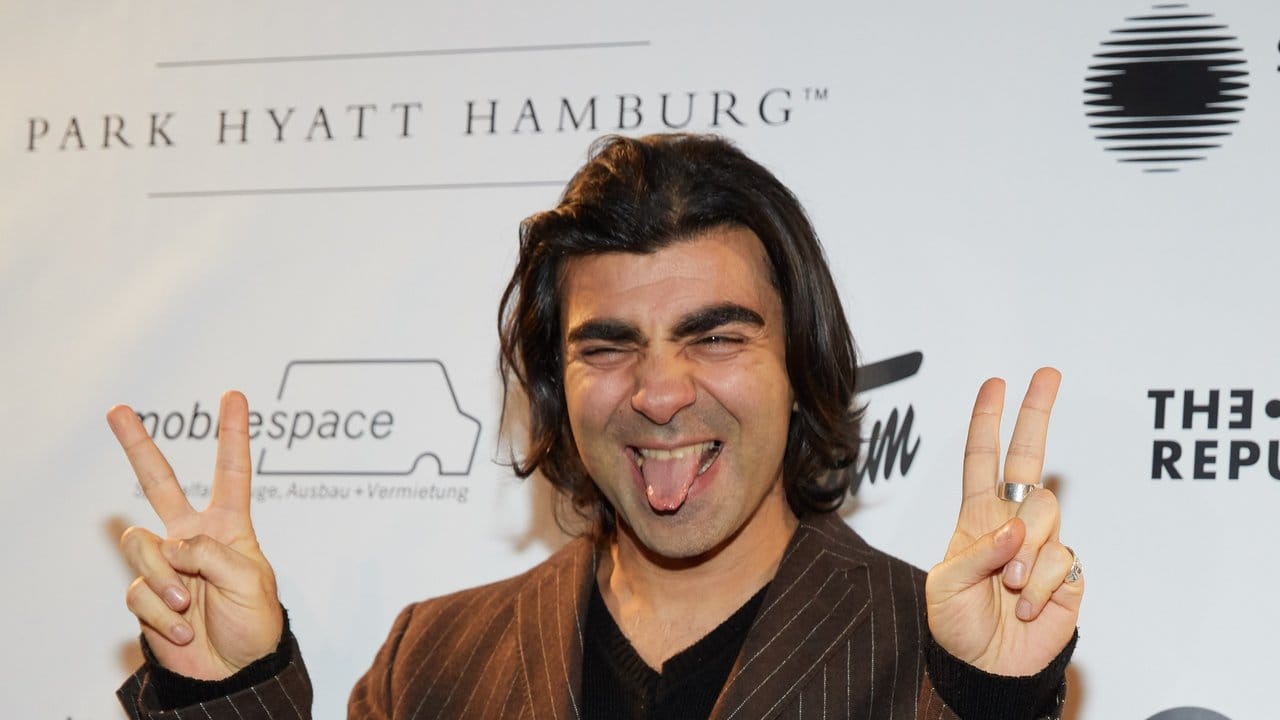 Ein Mann zeigt Zunge: Fatih Akin. Ein Mann zeigt Zunge: Fatih Akin.