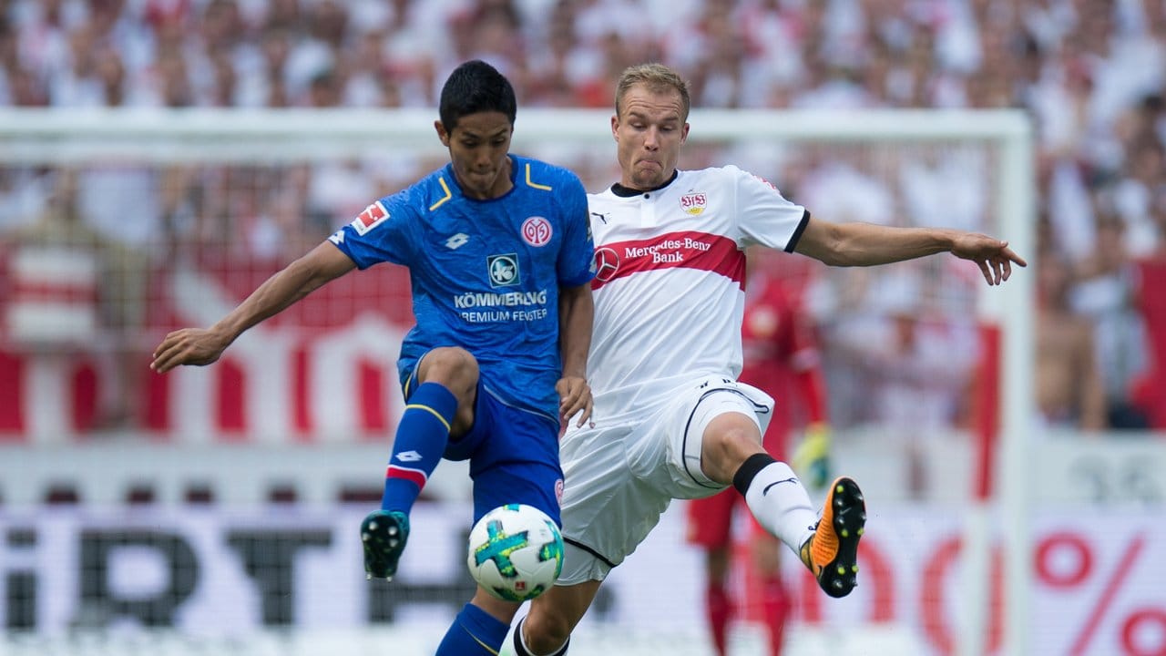Holger Badstuber (r) fehlt dem VfB Stuttgart im Spiel gegen Schalke 04.