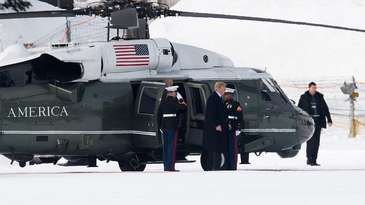 US-Präsident Donald Trump verlässt den US-Regierungshubschrauber Marine One nach der Landung in Davos. US-Präsident Donald Trump verlässt den US-Regierungshubschrauber Marine One nach der Landung in Davos.