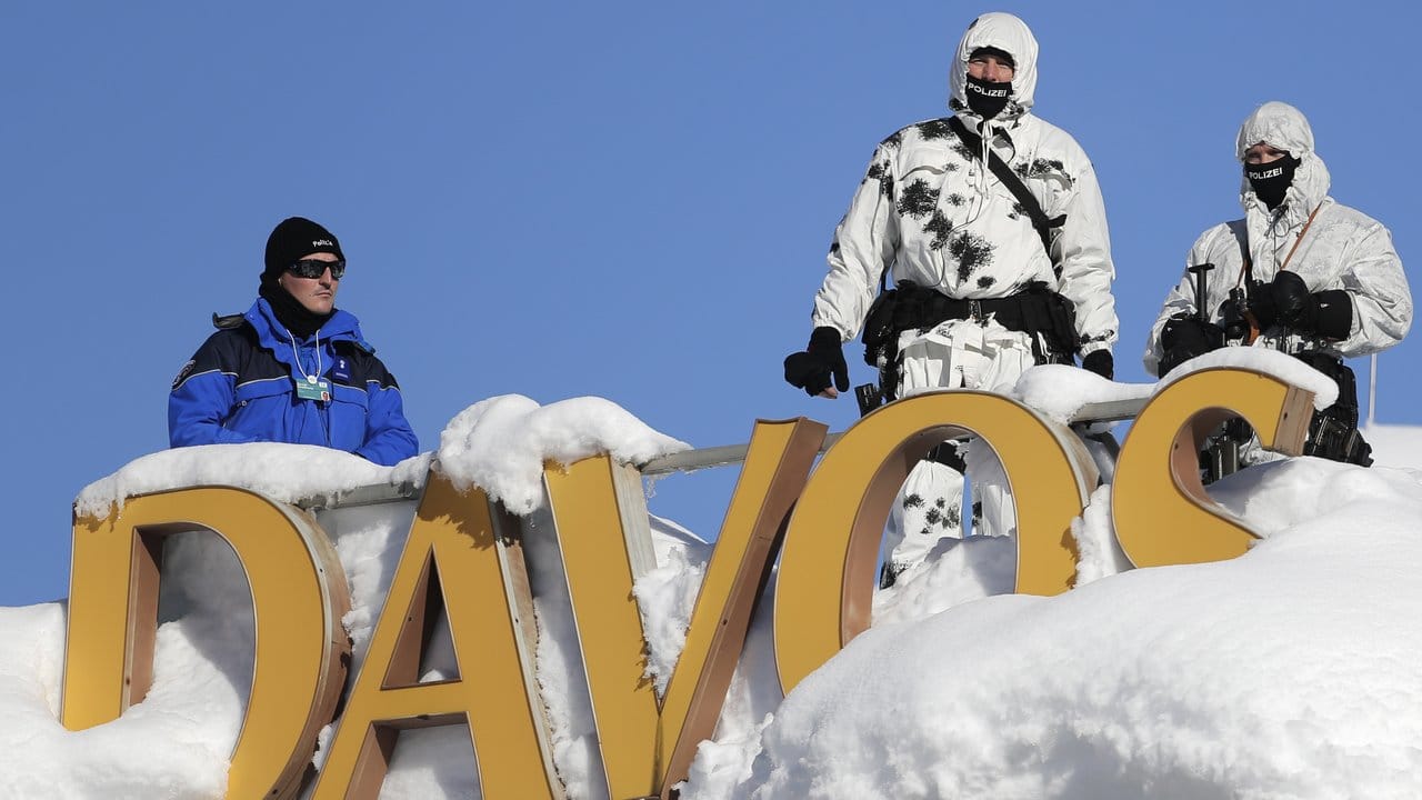 Mitglieder einer Spezialeinheit der Schweizer Polizei stehen während der jährlichen Tagung des Weltwirtschaftsforums auf dem Dach eines Kongresshotels in Davos. Mitglieder einer Spezialeinheit der Schweizer Polizei stehen während der jährlichen Tagung des Weltwirtschaftsforums auf dem Dach eines Kongresshotels in Davos.