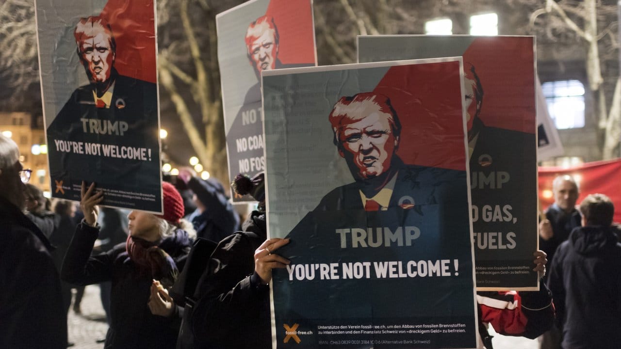 Demonstranten protestierten in Zürich gegen den Besuch von US-Präsident Trump beim Weltwirtschaftsforum in Davos. Demonstranten protestierten in Zürich gegen den Besuch von US-Präsident Trump beim Weltwirtschaftsforum in Davos.