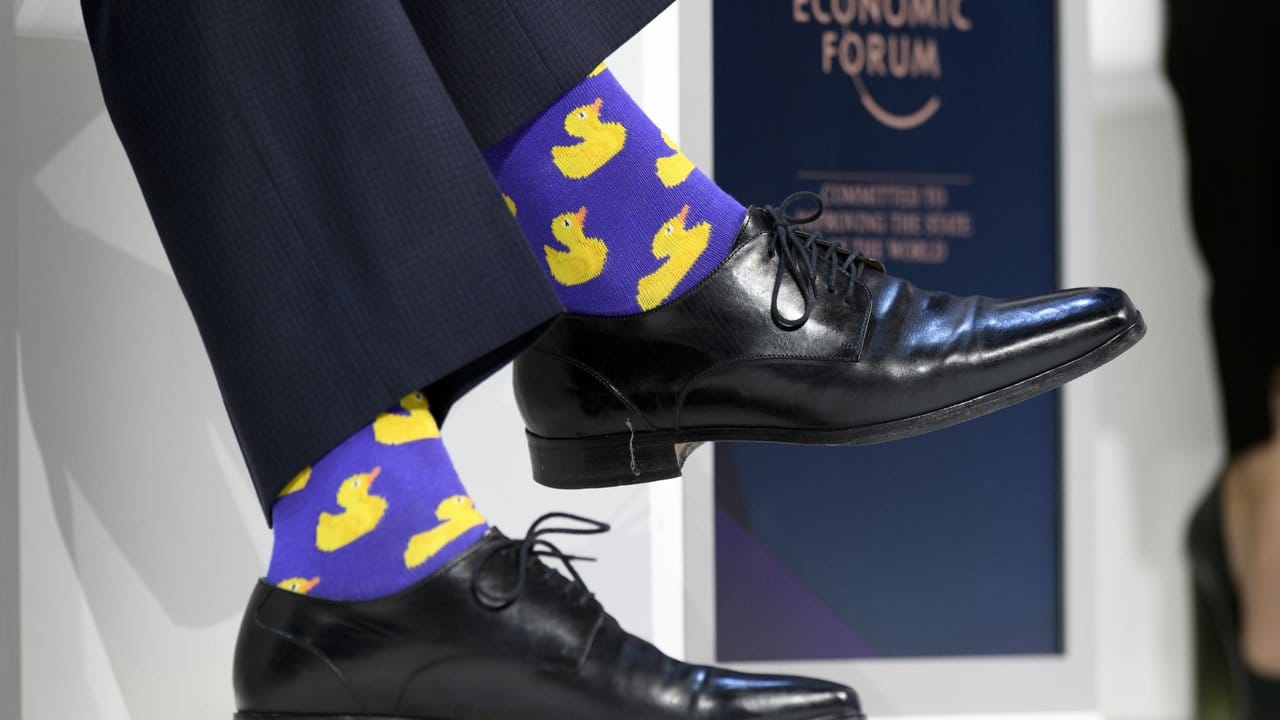 Wider dem Einheitsdress: Beim Weltwirtschaftsforum in Davos präsentiert Kanadas Premier Justin Trudeau seine Vorliebe für unkonventionelle Socken. Wider dem Einheitsdress: Beim Weltwirtschaftsforum in Davos präsentiert Kanadas Premier Justin Trudeau seine Vorliebe für unkonventionelle Socken.