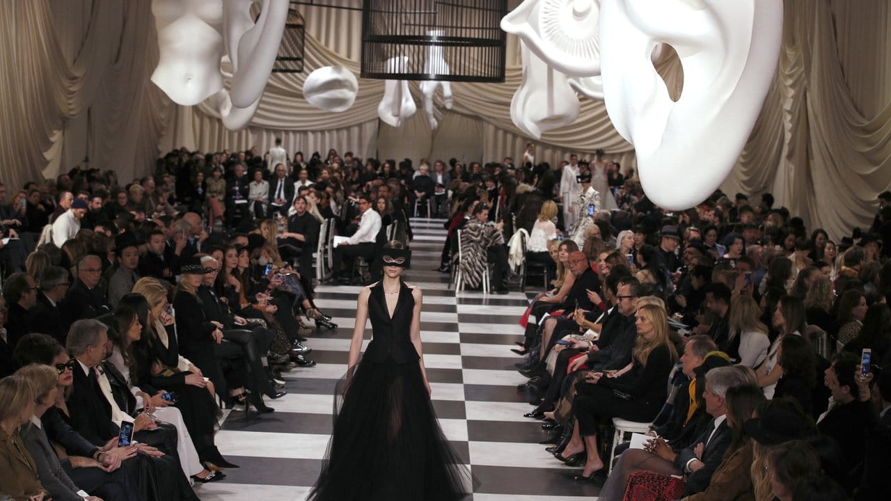 Die schwarz-weiße Parallelwelt von Dior.
