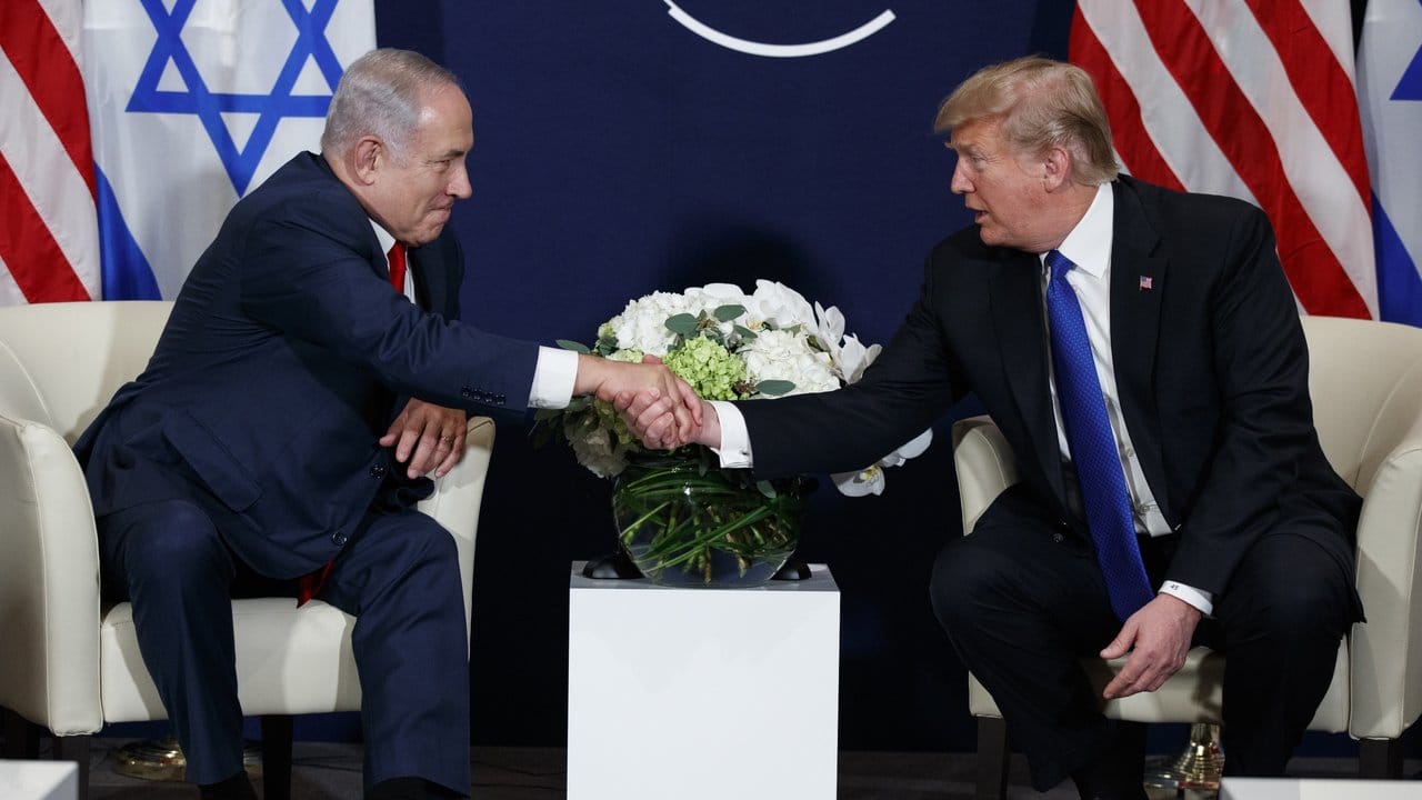 US-Präsident Donald Trump und der israelische Premierminister Benjamin Netanjahu bei ihrem Treffen in Davos. US-Präsident Donald Trump und der israelische Premierminister Benjamin Netanjahu bei ihrem Treffen in Davos.