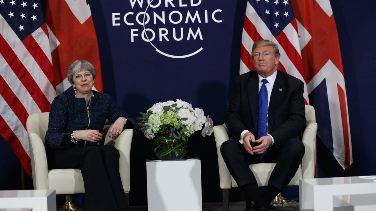 US-Präsident Donald Trump und die britische Premierministerin Theresa May trafen sich in Davos zu einem Gespräch. US-Präsident Donald Trump und die britische Premierministerin Theresa May trafen sich in Davos zu einem Gespräch.