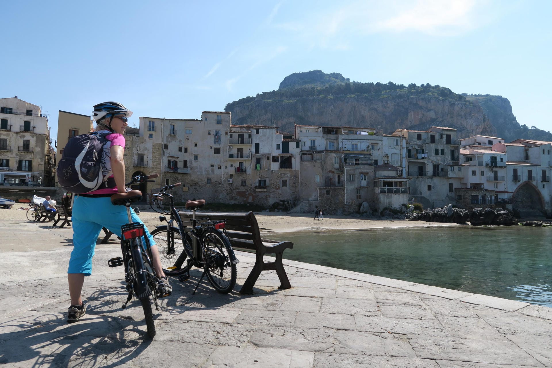 Sizilien, Cefalu, E-Bike: Das reizende Städtchen ist für viele Radfahrer der Startpunkt ihrer Tour.
