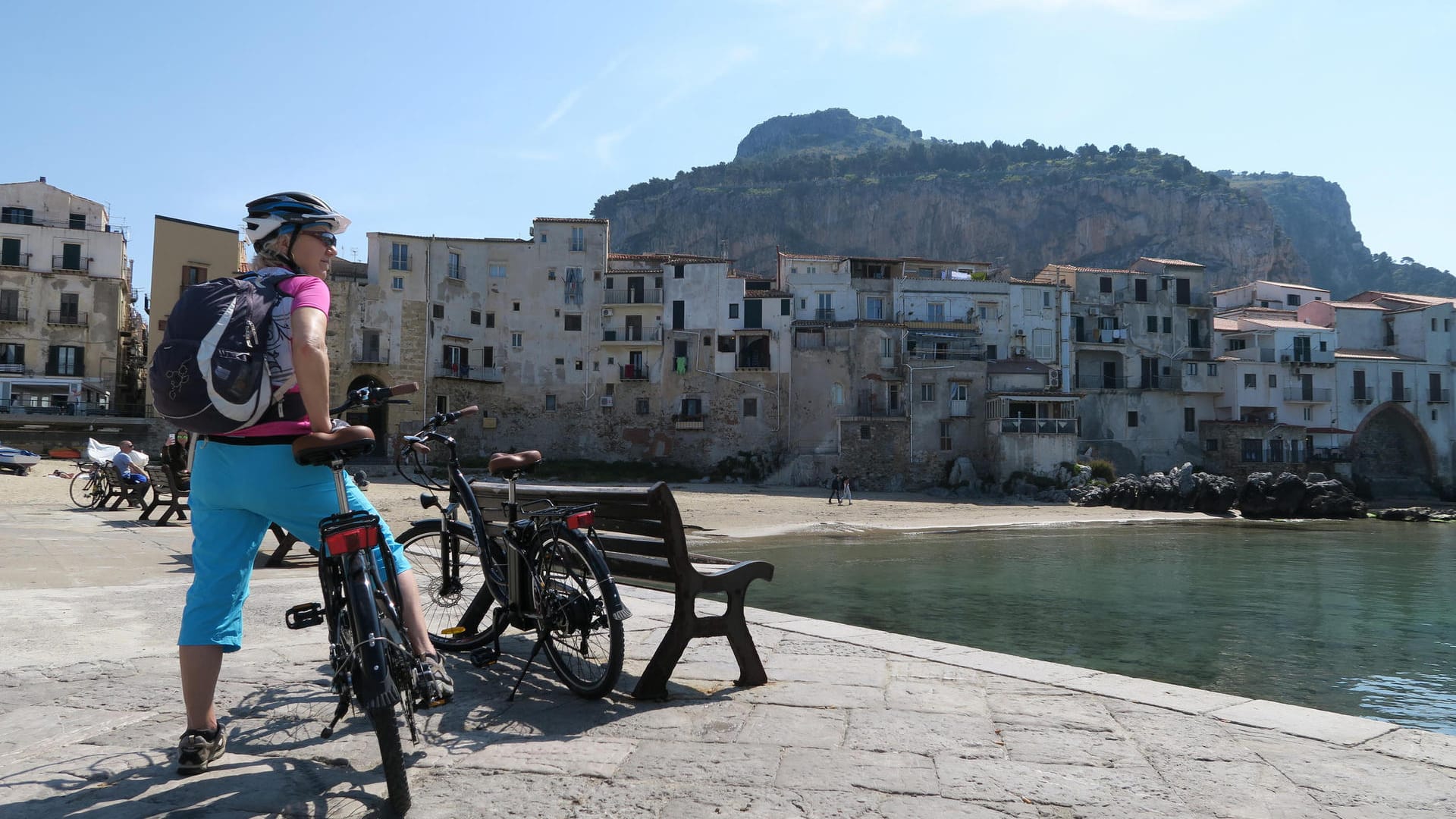 Sizilien, Cefalu, E-Bike: Das reizende Städtchen ist für viele Radfahrer der Startpunkt ihrer Tour.