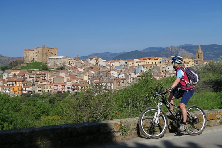 Sizilien, Castelbuono: Man kann auf der größten Insel im Mittelmeer mittlerweile am besten Radfahren.