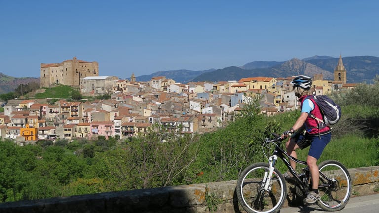 Sizilien, Castelbuono: Man kann auf der größten Insel im Mittelmeer mittlerweile am besten Radfahren.