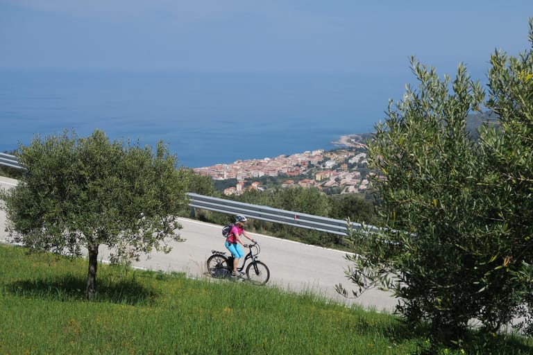Sizlien, hoch über Finale: Die Rennradler und Mountainbiker machen ihre Touren gerne in die Berge und am Meer entlang.