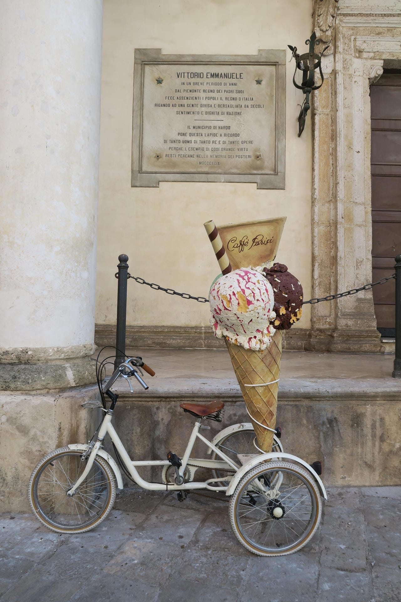 Eisdiele in Nardo, Apulien: Hier können Radtouristen auf den vielen Ortsverbindungssträßchen genüsslich durch die Geschichte rollen.