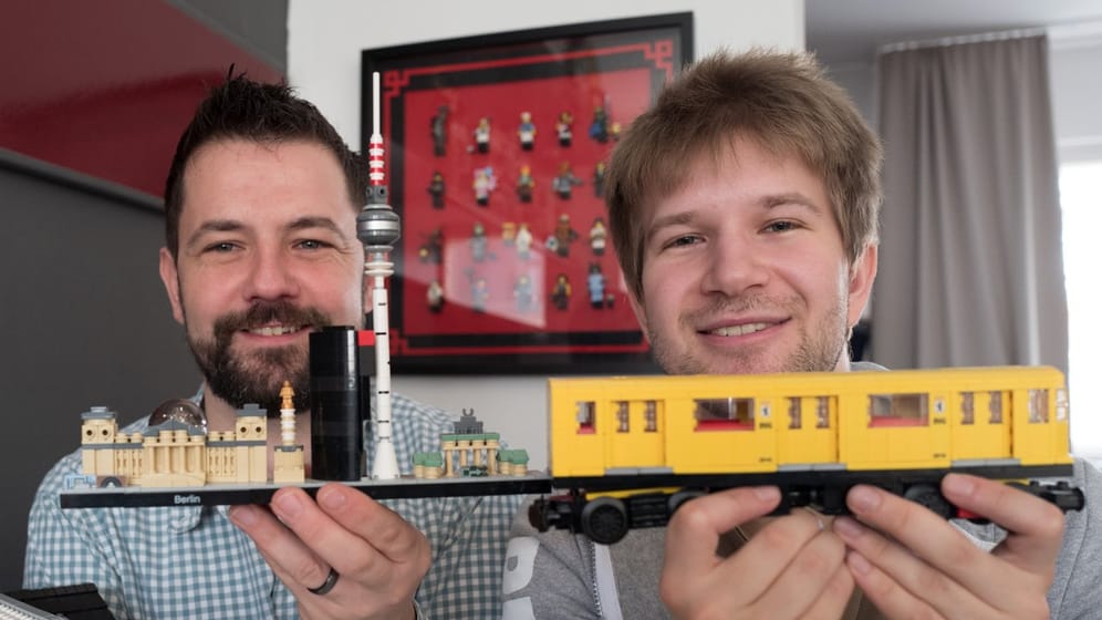 Stephan Birner (l) mit einer Berlin-Silhouette aus Lego-Steinen und Felix Fleischer mit einem Lego-Modell der Berliner U-Bahn.