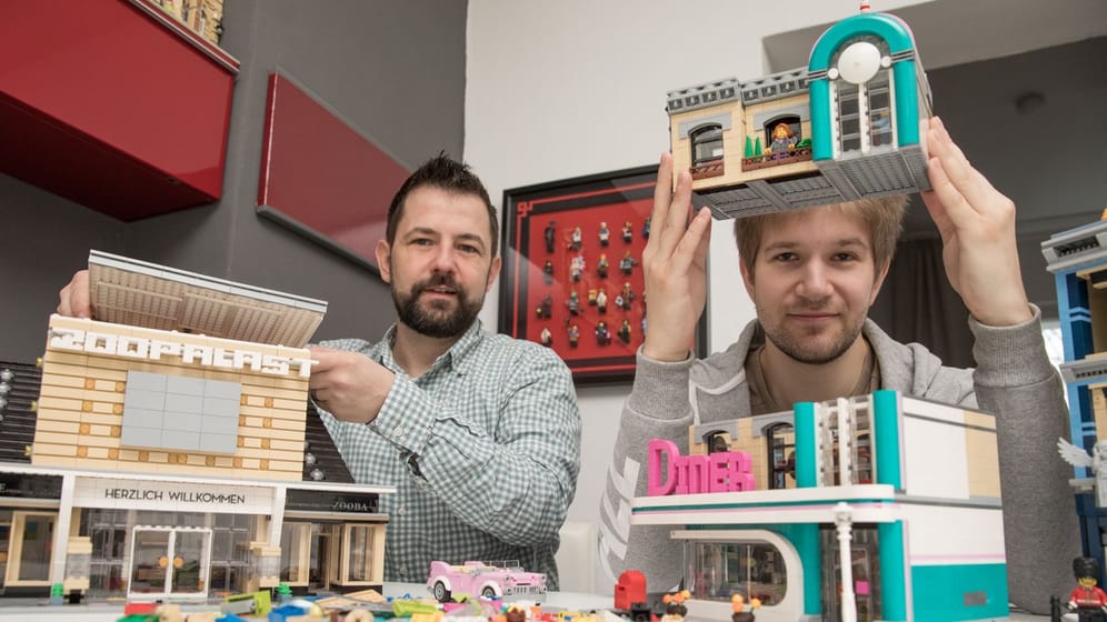 Die Lego-Sammler Stephan Birner (l) und Felix Fleischer in Berlin.
