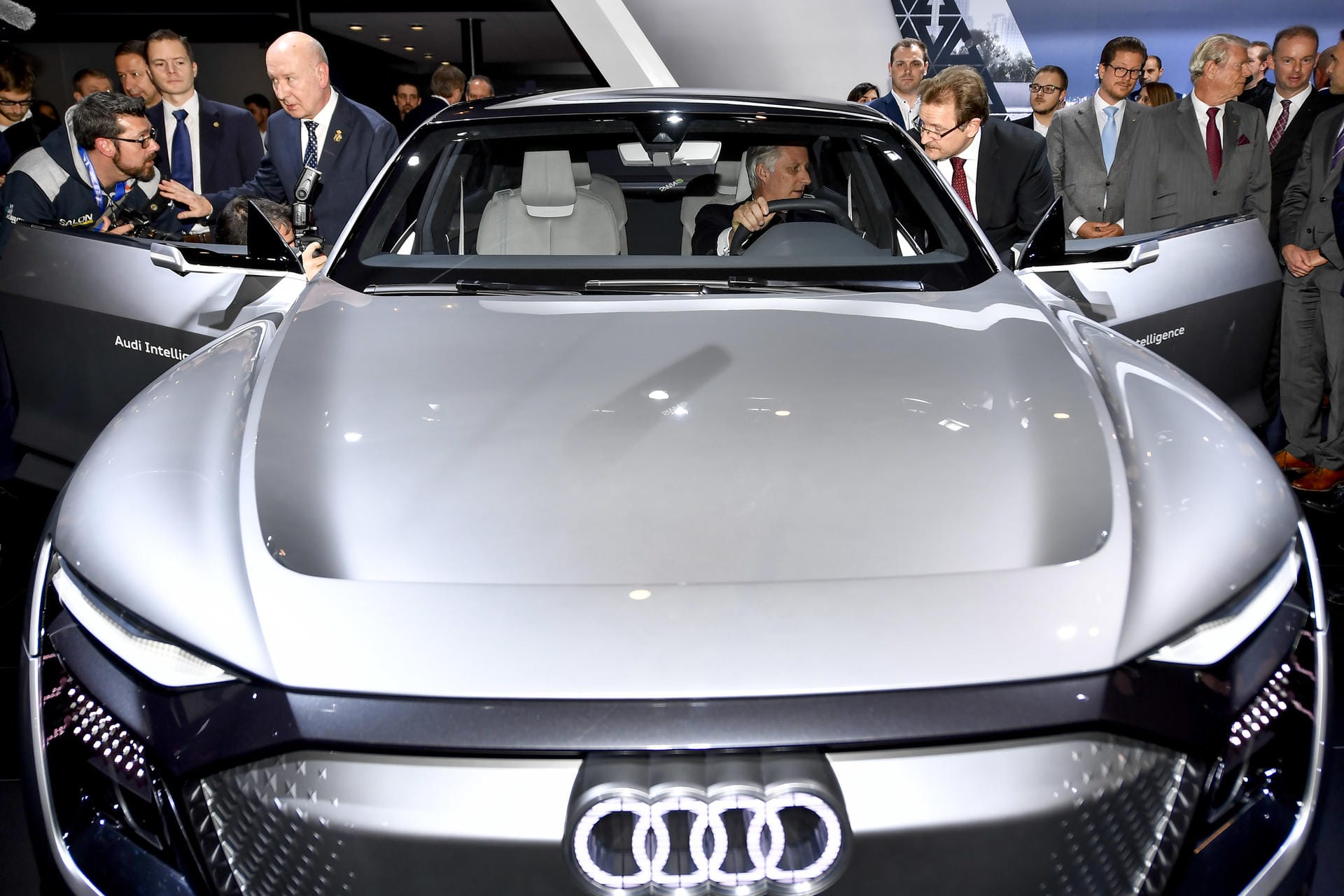 Elektro- und Hybridautos von Audi sind mit dem Namenszusatz "e-tron" versehen. Sprecher des Französischen sind verwundert, bedeutet "étron" doch "Kothaufen".