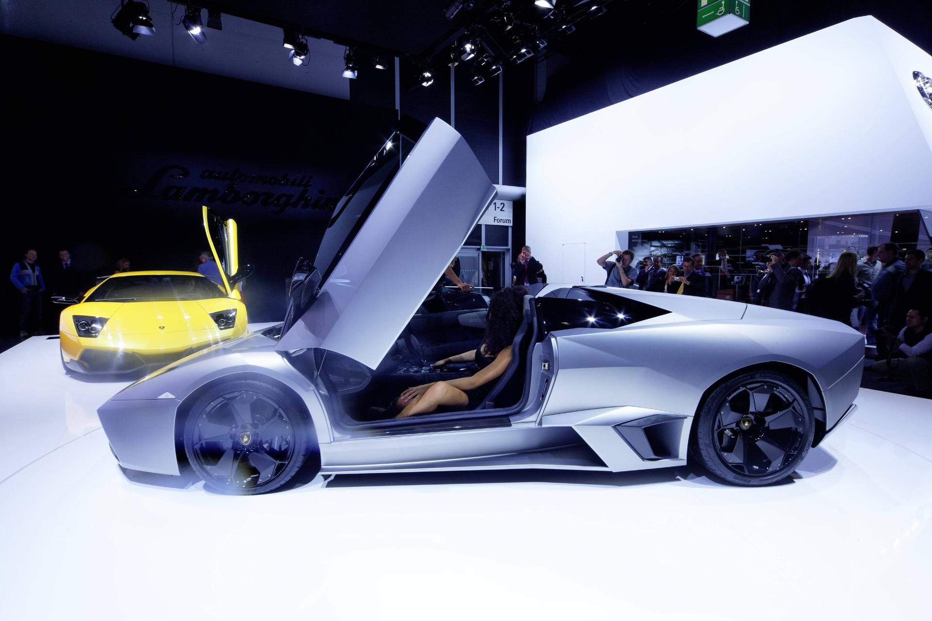 Der Lamborghini Reventon ist ein ein flotter Sportwagen. Sein Name lässt dagegen anderes vermuten: "Raventón" ist ein spansiches Wort und bedeutet "Reifenschaden".