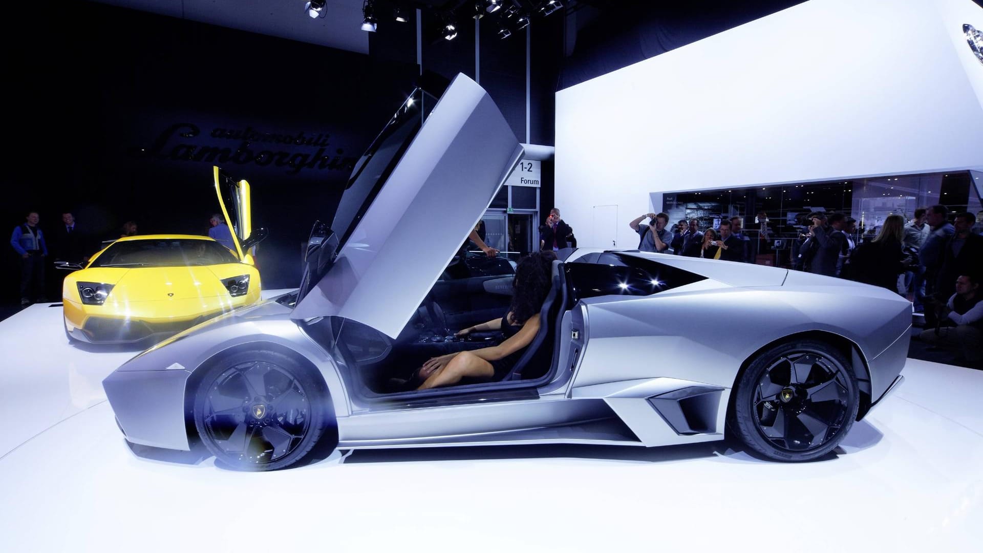 Der Lamborghini Reventon ist ein ein flotter Sportwagen. Sein Name lässt dagegen anderes vermuten: "Raventón" ist ein spansiches Wort und bedeutet "Reifenschaden".