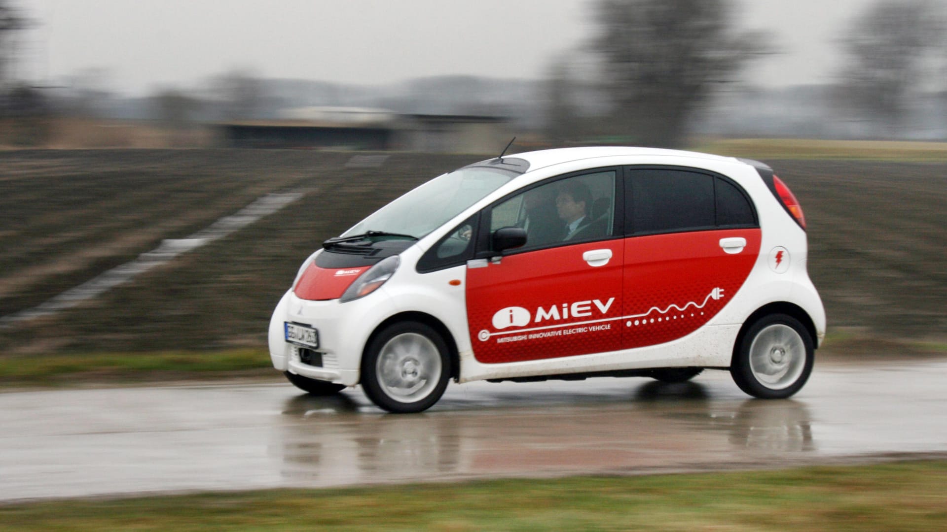 Dieses Elektroauto von Mitsubishi kommt aus Japan. Überall auf der Welt zucken Käufer bei seinem Namen nur mit den Schultern, Deutsche dagegen rümpfen die Nase. "i Miev" heißt der Stromer. Er soll sauber sein, obwohl "miefen" drinsteckt.