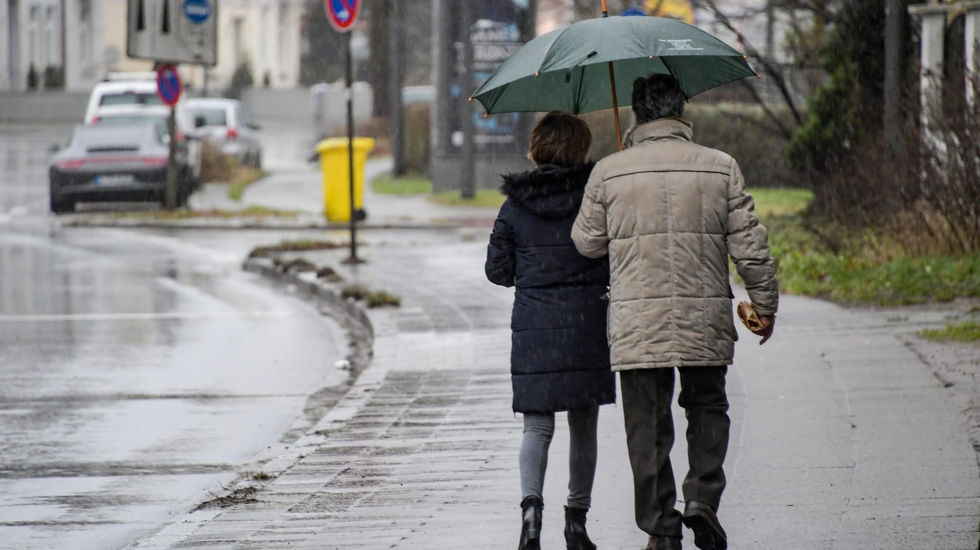 Passanten mit Regenschirm in Hamburg: An der Nordsee bleibt das wetter unbeständig. Passanten mit Regenschirm in Hamburg: An der Nordsee bleibt das wetter unbeständig.