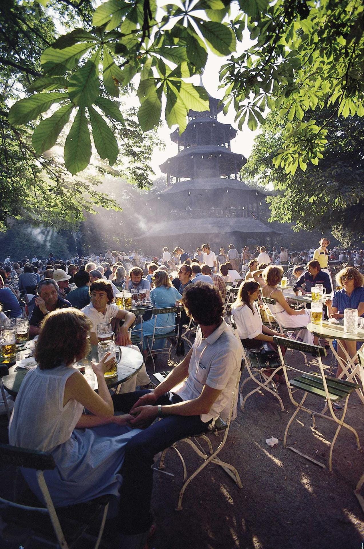 München-Touristen besuchen in der "nördlichsten Stadt Italiens" gern den Biergarten am Chinesischen Turm im Englischen Garten.