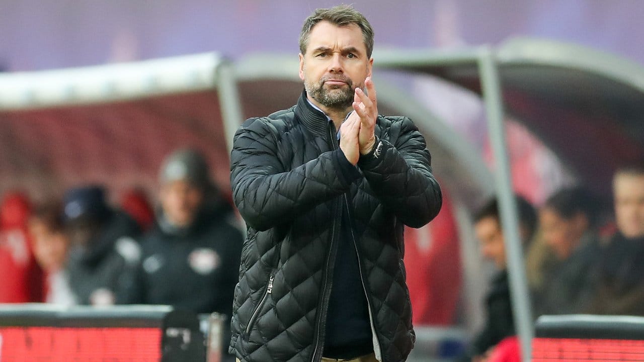 Punktgewinn in Leipzig für Hamburgs Trainer Bernd Hollerbach bei seinem Debüt als HSV-Cheftraner. Punktgewinn in Leipzig für Hamburgs Trainer Bernd Hollerbach bei seinem Debüt als HSV-Cheftraner.