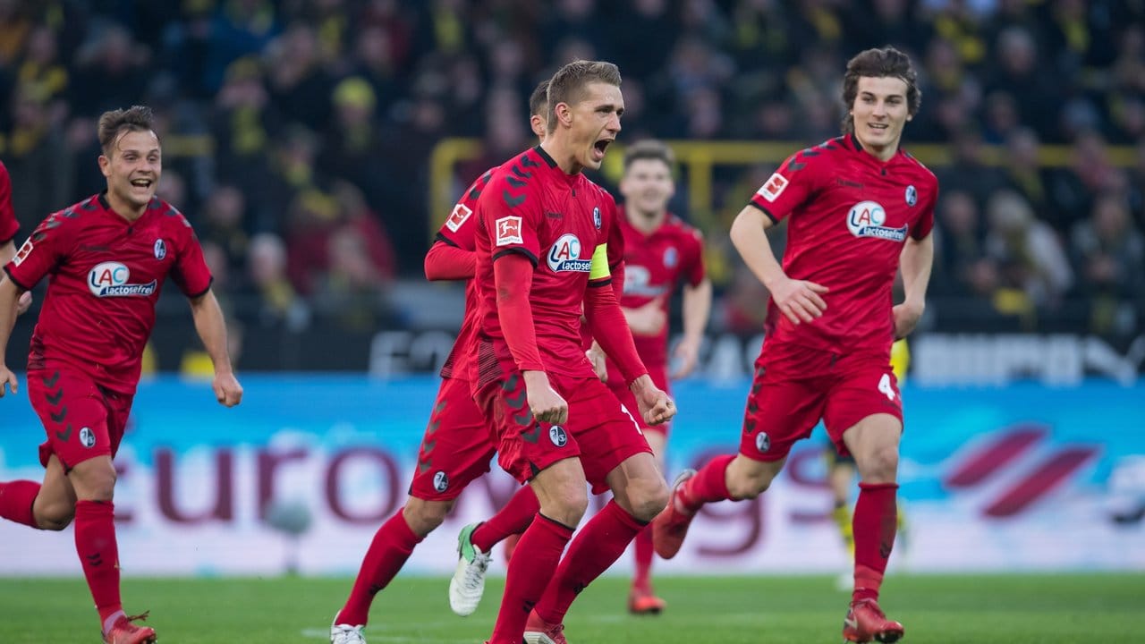 Rotzfrech zog Nils Petersen nach einem Ballverlust von Nuri Sahin aus der Distanz ab. Rotzfrech zog Nils Petersen nach einem Ballverlust von Nuri Sahin aus der Distanz ab.