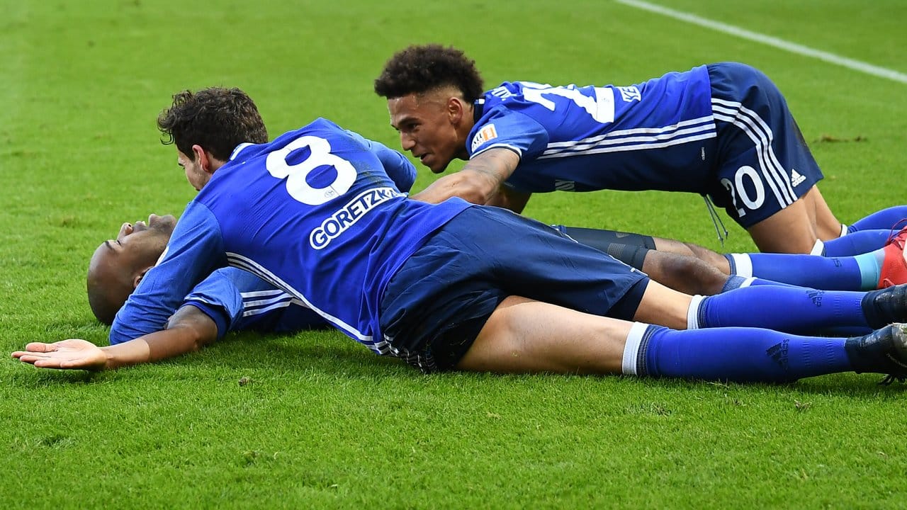 Die Schalker sind nach dem Sieg in Stuttgart wieder erster Bayern-Jäger. Die Schalker sind nach dem Sieg in Stuttgart wieder erster Bayern-Jäger.