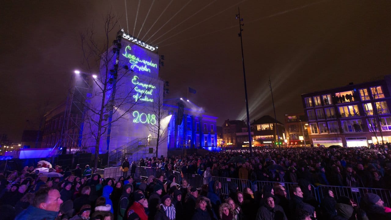 Zehntausende Menschen verfolgen die spektakuläre Eröffnungsshow. Zehntausende Menschen verfolgen die spektakuläre Eröffnungsshow.