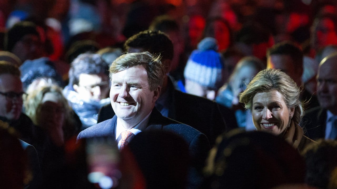 Willem-Alexander und Máxima nehmen ein Bad in der Menge. Willem-Alexander und Máxima nehmen ein Bad in der Menge.