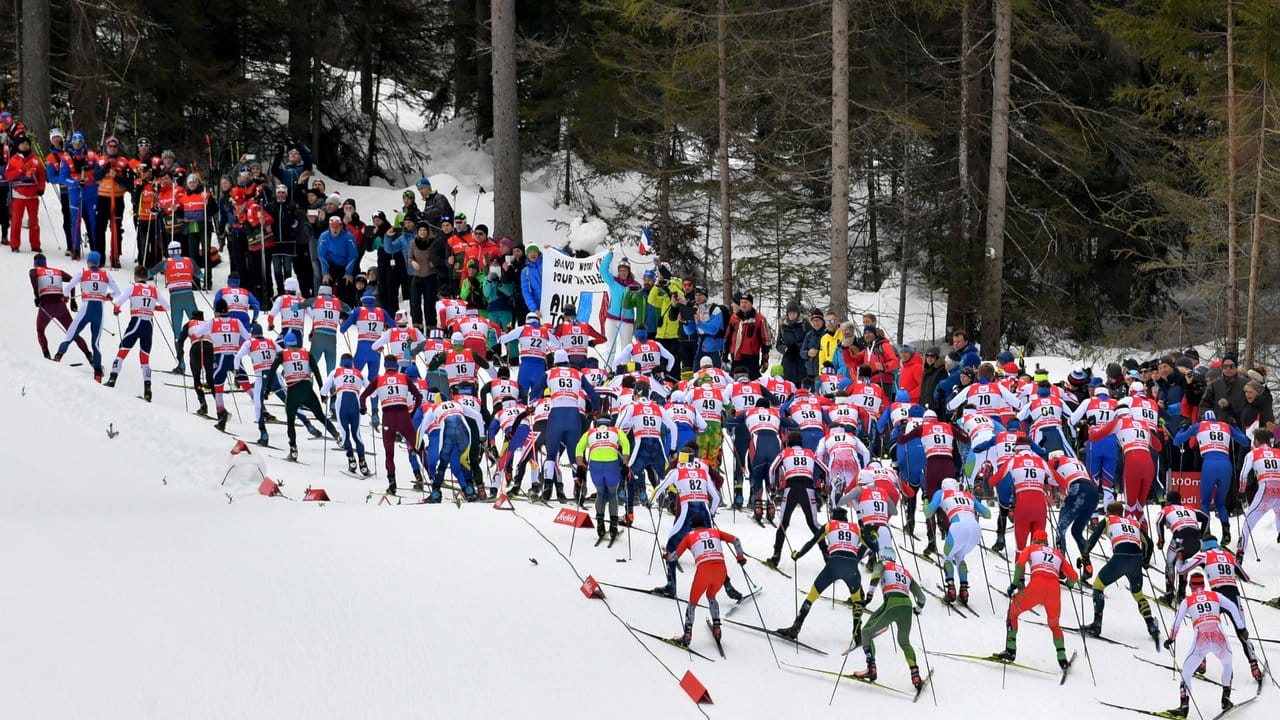 Der Start des Hauptfelds beim Ski Nordisch Weltcup in Seefeld.